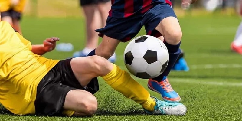 Tackling Trong Bóng Đá Là Gì? Giải Thích Đầy Đủ Và Đúng Luật